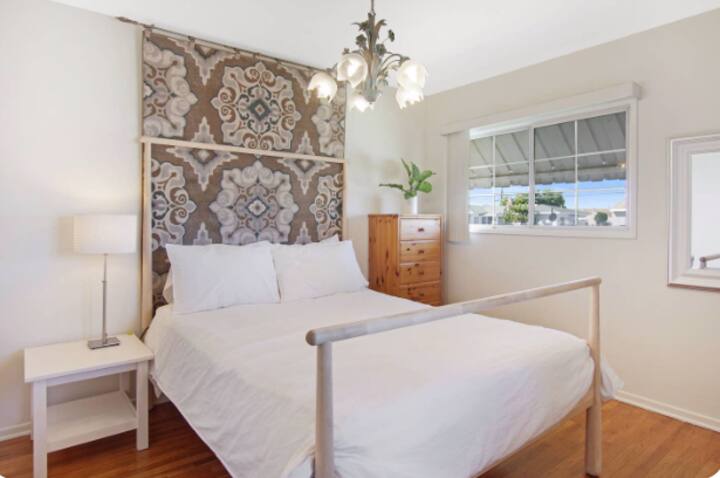 LA Home Away From Home, 3BR/2BA, Cosy Single House