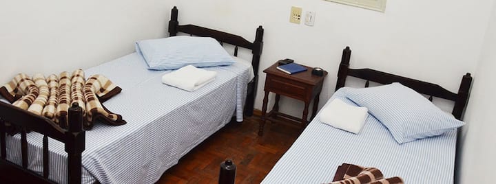 Chumba cha kujitegemea chenye bafu la pamoja la watu 2.( kinaweza kuwa na kitanda 1 cha watu wawili)