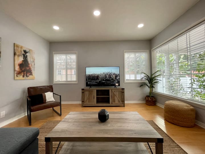 Sweet Boutique Home &Front Yard - Long Beach, CA