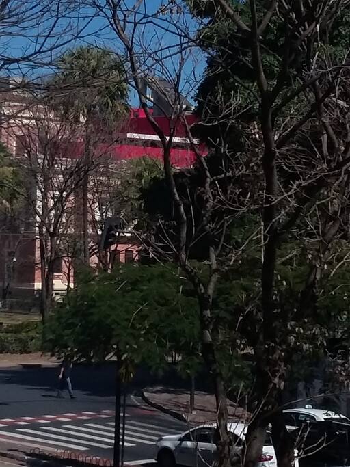 Ao lado da Praça da Liberdade