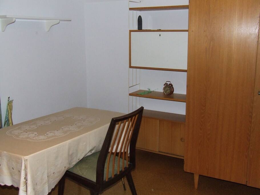 Tisch zum Arbeiten und Schrank für Kleidung, Regalflächen