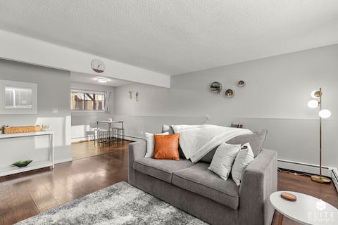 ~Midnight Sun Suite~5 mins to Airport *Fast Wifi*