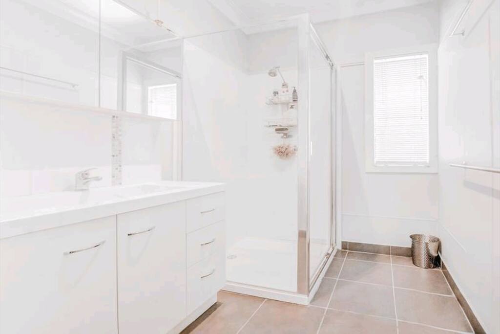 Modern bathroom.