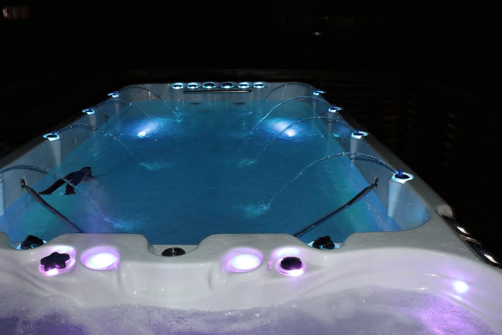 Privater Pool mit Swimmspa und Jacuzzi geheizt