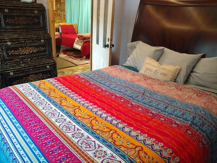 Dhomë gjumi, e kompletuar me krevat dopio "queen Sleep Number", drita tavani argëtuese me ngjyra, jastëk me dyshek me ngrohje për të të ngrohur natën dhe një raft dollapi për të varur rrobat.