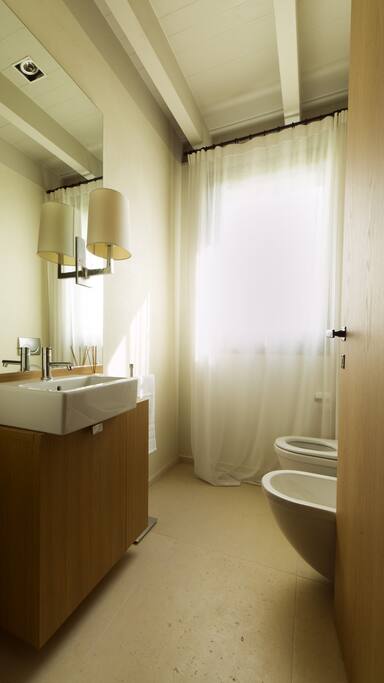 Bagno condiviso appartamento 02