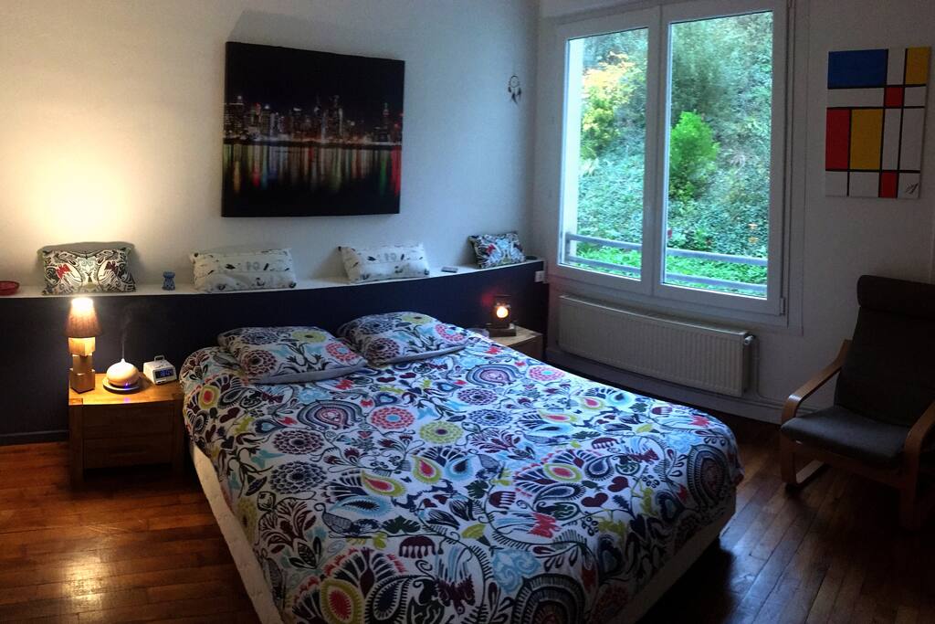 Grande chambre sur parquet. Draps fournis. Armoire dressing. Fenêtre double vitrage et volet roulant électrique. Cette chambre sans vis à vis donne sur la falaise arborée de Boulogne.