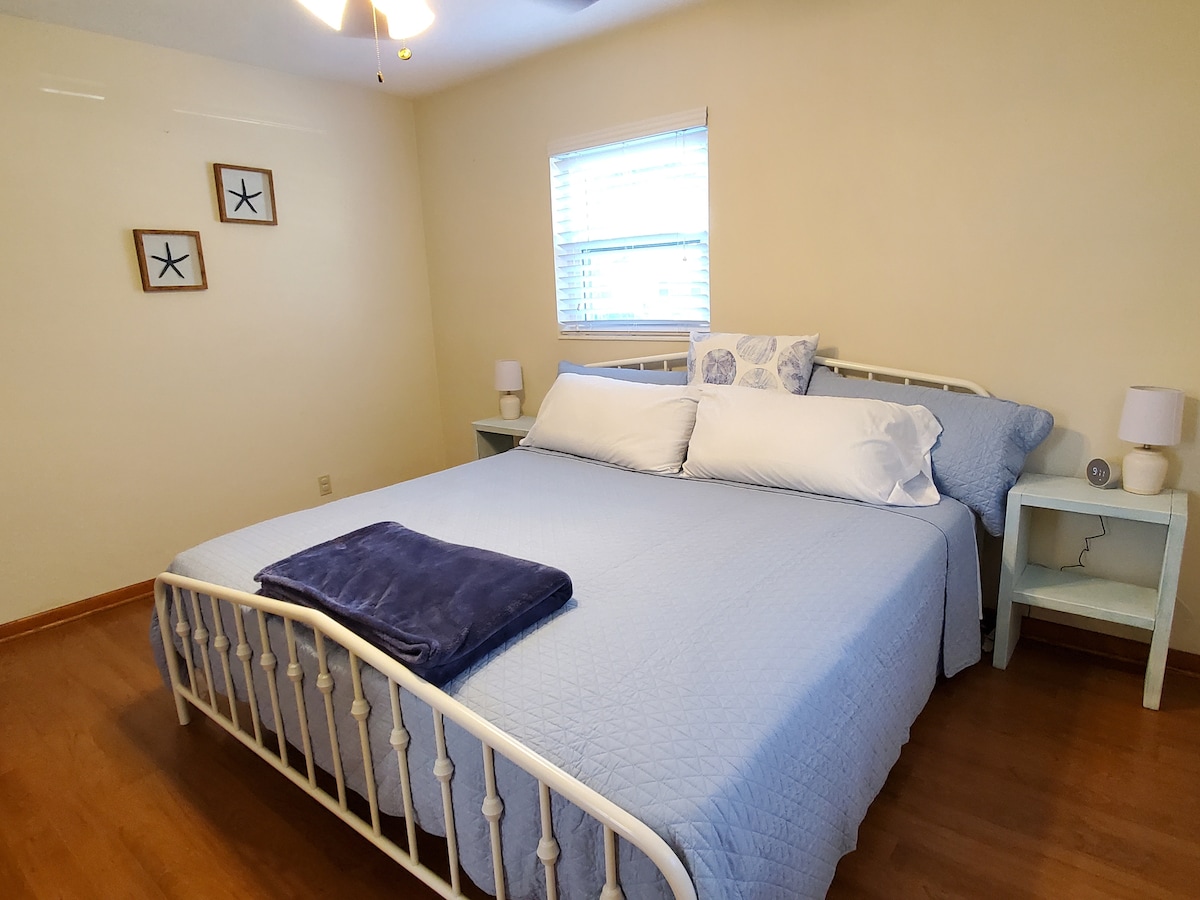 Брачен кревет (широк 150-179 см), часовник со USB порта, многу приклучоци за полнење, тавански вентилатор, голем плакар со закачалки