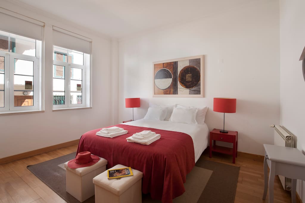 Sunny and spacious 1-bedroom flat on quiet street in the historic centre of Cascais