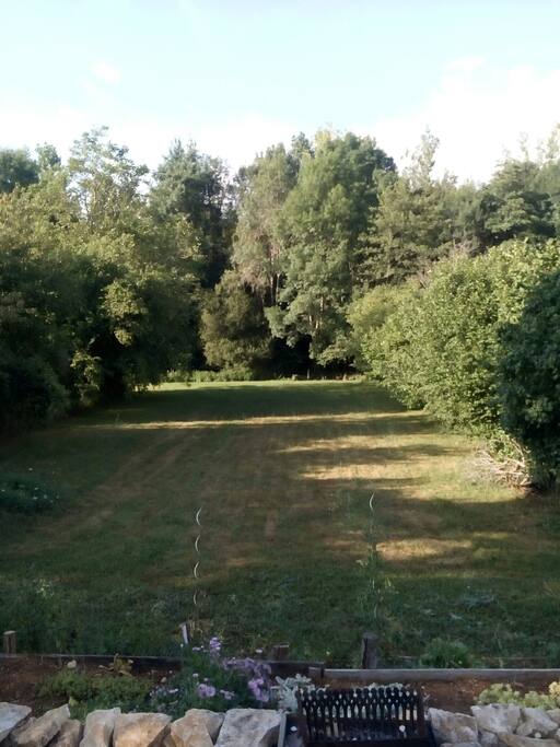 Jardin 2000m2, bordé d'une rivière.