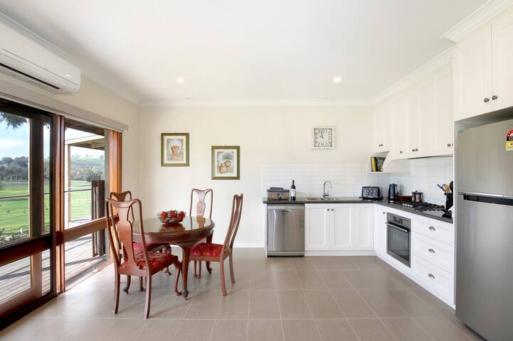 Red Oak Unit, Belaradah on Stefani Estate Vineyard gallery image 3