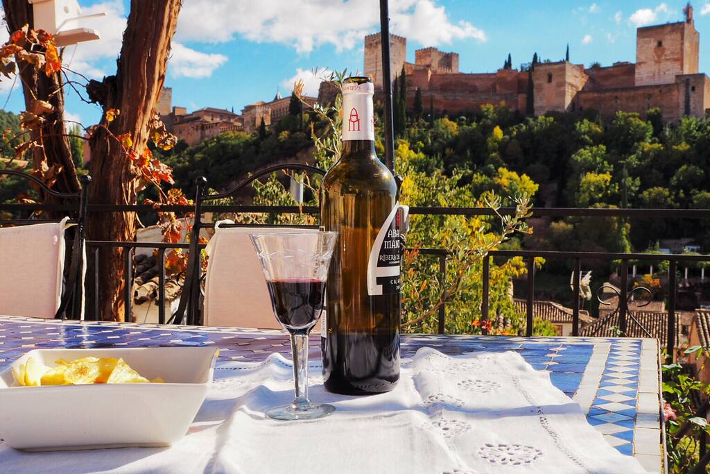 disfrutando el aperitivo