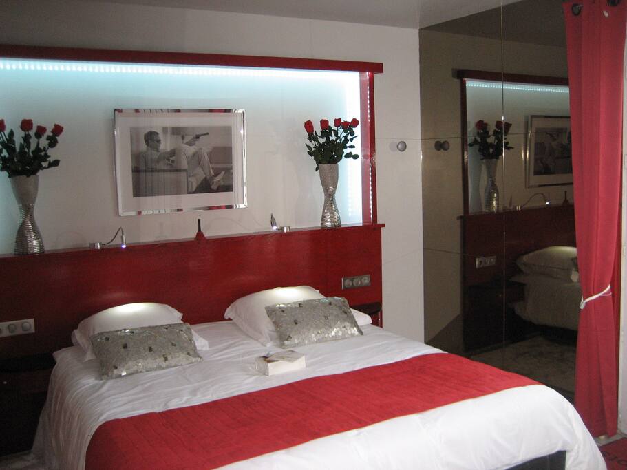 Lit king size 180*200, grand miroir teinté, liseuses à led, alcove avec éclairage modulable.