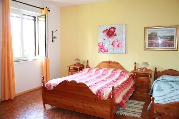 Ground floor bedroom with lake view, a double bed, a single bed and a baby bed can be added upon request. 