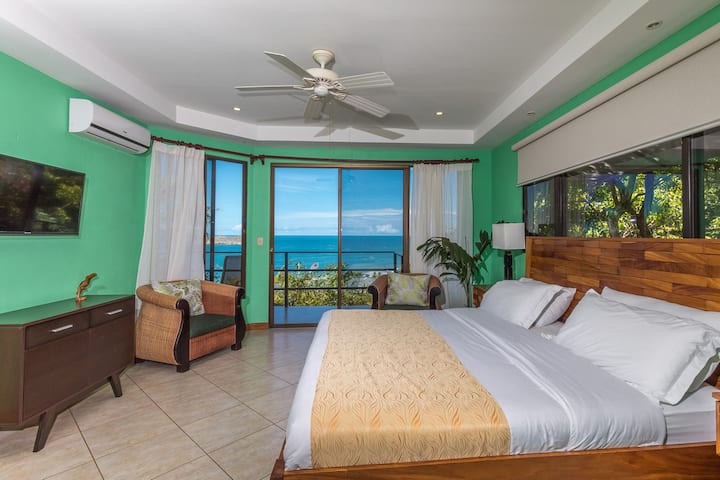 Suite #2 con vista al mar y balcón privado, primer piso