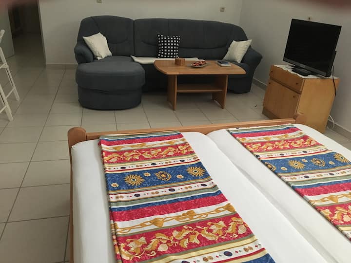 卧室1.电视-可供1人或2人使用的沙发。 