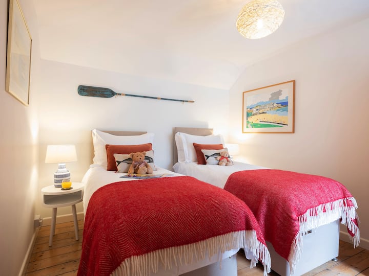 חדר שינה שלישי עם שתי מיטות יחיד וקישור. ניתן להציע מיטה זוגית גדולה לפי בקשה.