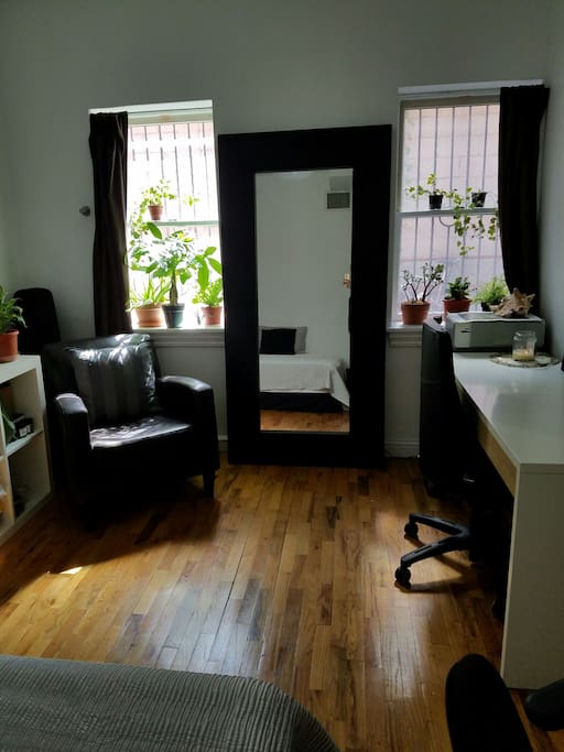 Guest room with variety of plants, Queen bed and luxury bedding, full desk, and plenty of free toiletries for you! Bose stereo with iPhone/Android hookup available. Very quiet room :)