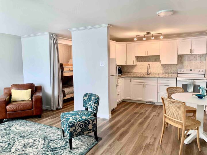 Quiet, comfortable, connected main floor apartment Apartments for