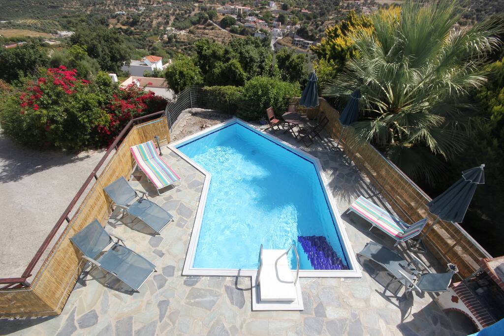 Great pool with sea and mountain views