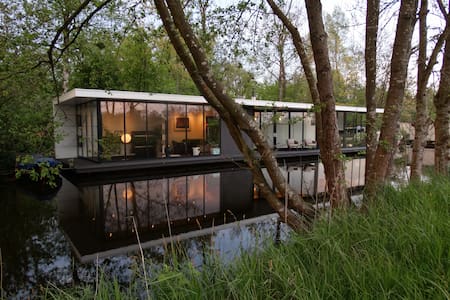 Luxuriöse moderne Wasservilla in Giethoorn