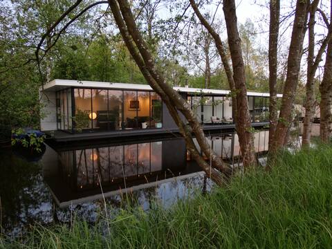 Luxury modern water villa Intermezzo at Giethoorn