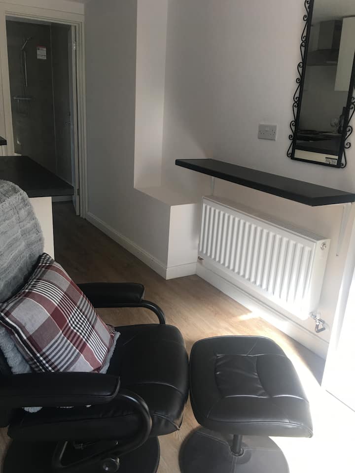 Exclusive & Beautiful Modern Studio Flat - Chesterfield