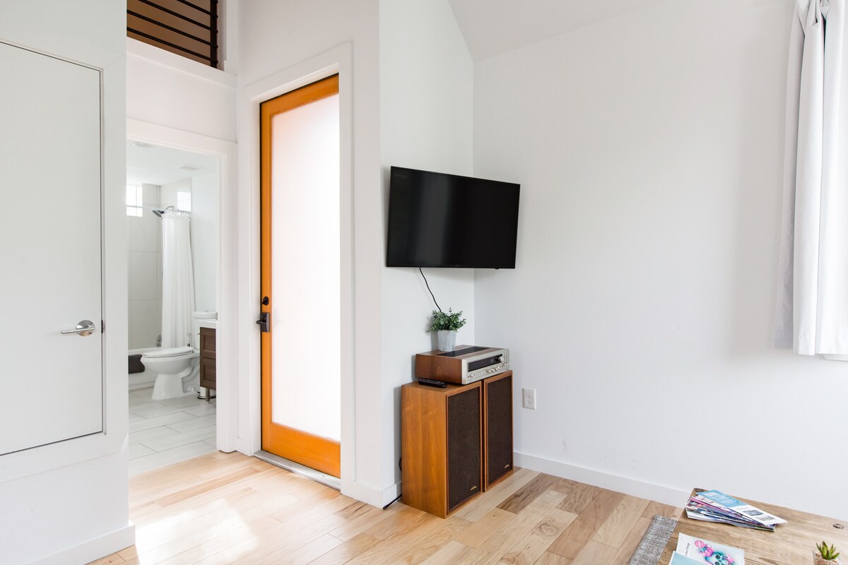 Bright-Lit Loft in the Trees, Minutes to Lake & Restaurants