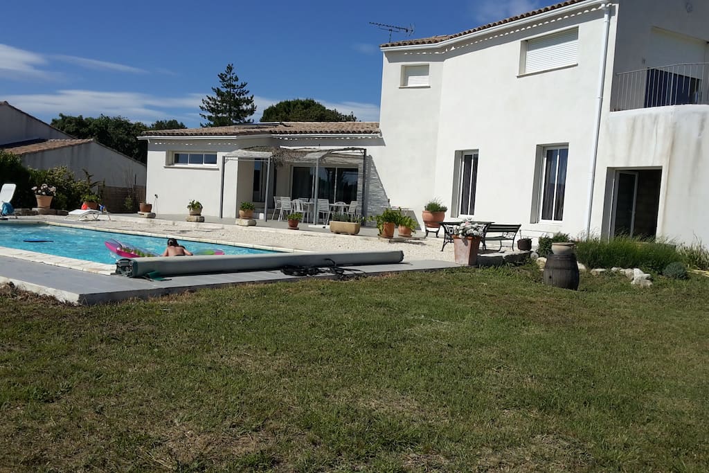 Le jardin avec la piscine