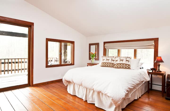 Романтичен апартман на горниот кат со камин и тераса (со поглед на South Catskill Range) 