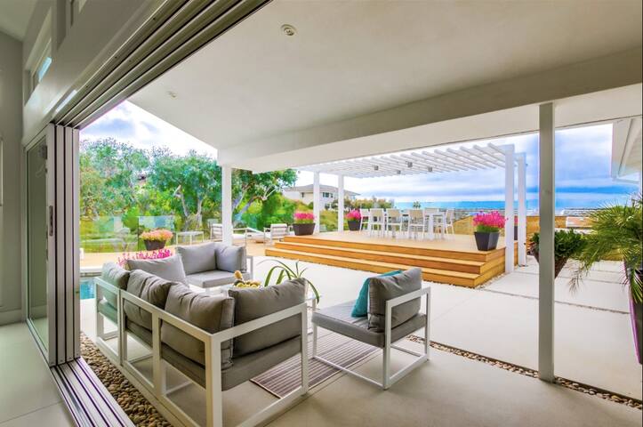 Modern Beach House Stunning Views! gallery image 2