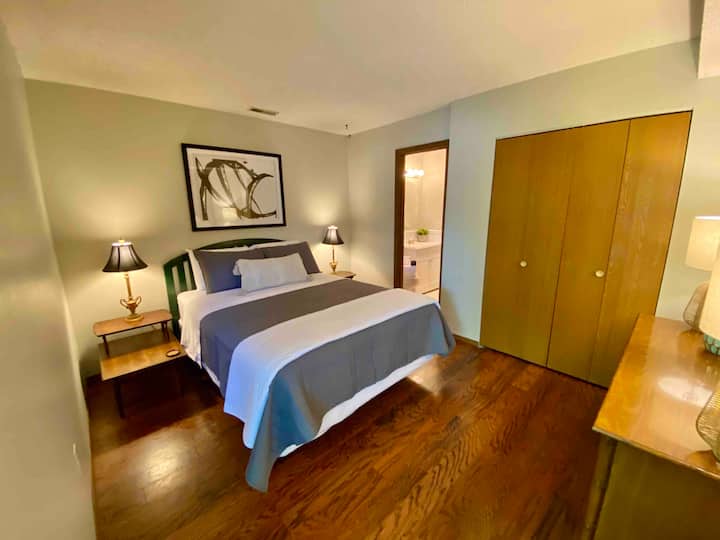 La chambre 2 dispose d'un lit Queen Size.