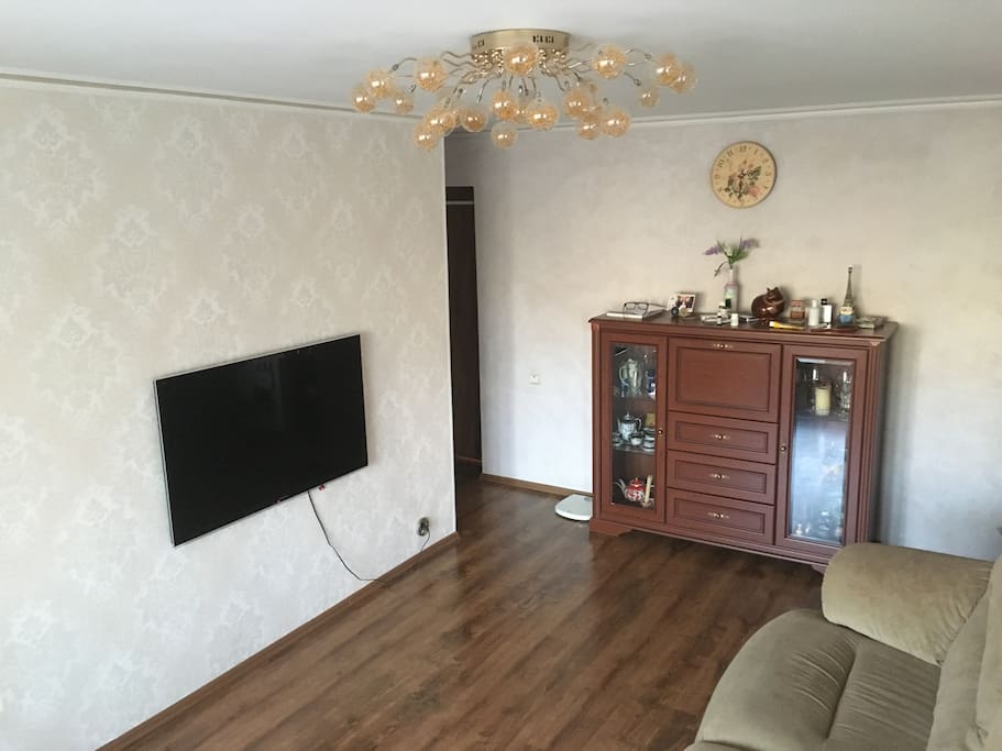 Livingroom/Hall with double sofa-bed, commode, TV, access to a balcony