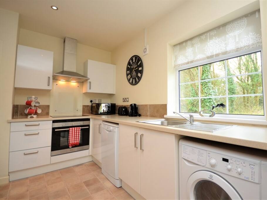 Kitchen, equipped with oven, microwave, toaster, bette, refrigerator and utensils.