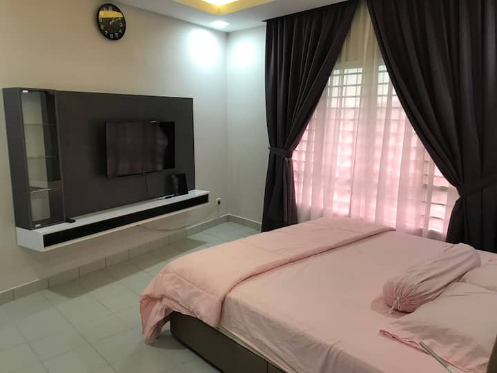 غرفة 1 (غرفة النوم الرئيسية) مع تلفزيون رقمي 40بوصة ومكيف هواء 