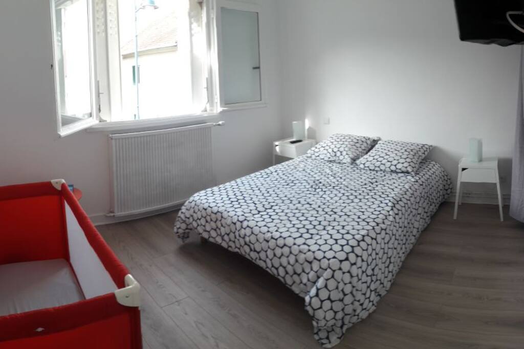 chambre 1 avec lit parapluie pour bebe