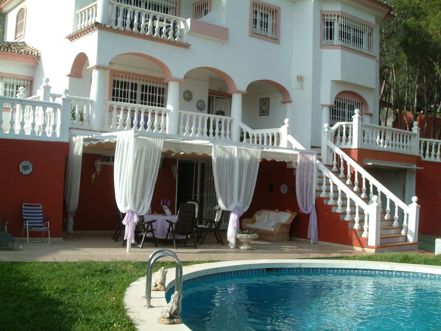 Villa vom Pool aus