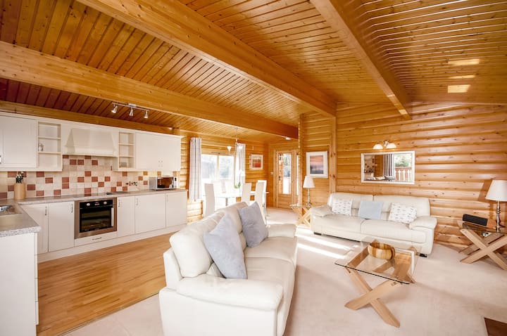 3 Bedroom, Scandinavian Lodge Set In Woodland - Hampshire