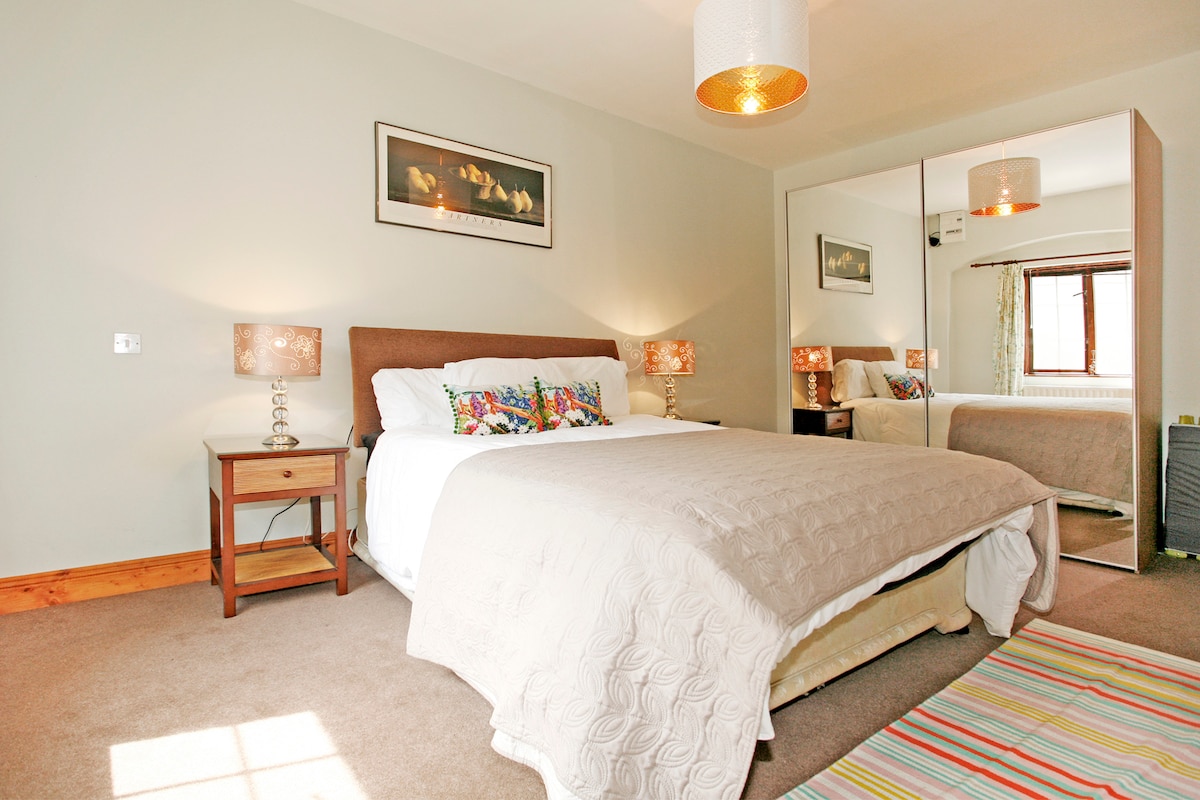 Леглото King Size привлича почти толкова положителни отзиви, колкото и червеният сетер.  Стаята е светла и просторна и ще бъдете зашеметени от тишината.