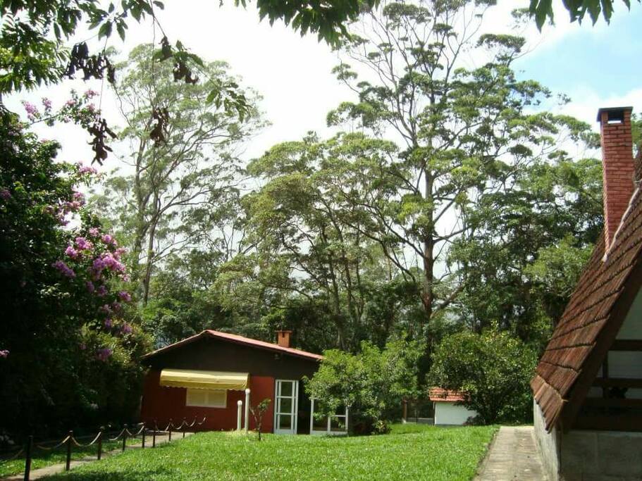 casa de hospedes e suite com ampla salao de jogos e ao lado churrasqueira envidraçada e cozinha exclusiva