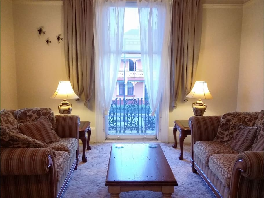 Upstairs Lounge: elegance, comfort & spectacular street views!
