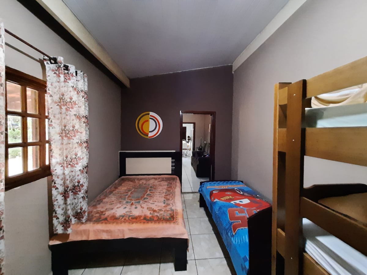 ห้องพักพร้อมเตียงใหญ่ 2 เตียงเตียงเดี่ยว 1 เตียงและเตียงเดี่ยว