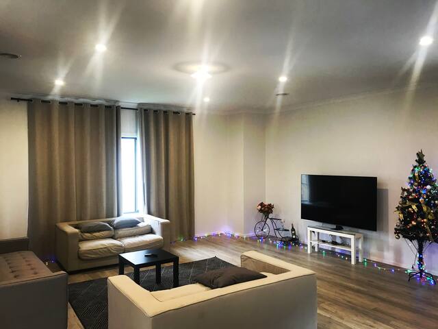 Amazing new house 7R 11beds big group 19P no part gallery image 3