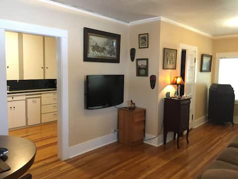 Popular Airbnb listing: Historic Downtown Carriage House Apartment in Flagstaff / Sedona