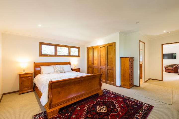 Habitación principal con vistas al baño privado