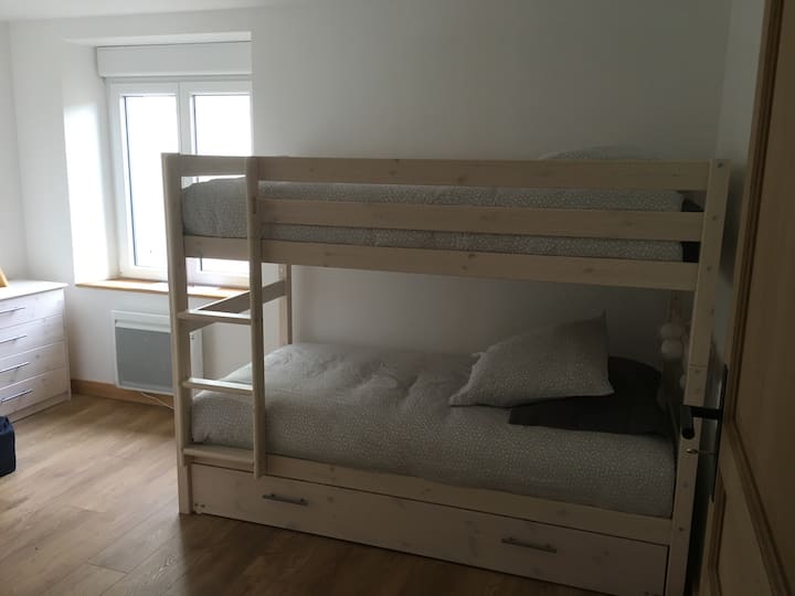 Habitación infantil en la primera planta con literas de 90X190.