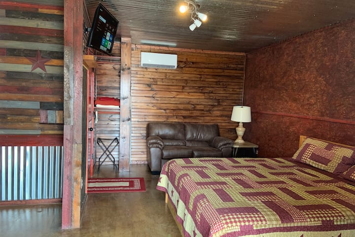 سرير بمقاس كبير ومقعد مزدوج مع الكثير من المساحة للتحرك في مكاننا الذي يمكن الوصول إليه لذوي الاحتياجات الخاصة استقل كوخًا للتنزه في The Lazy Buffalo, Cache, OK