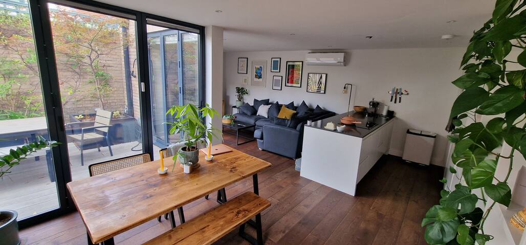 A large 3 bedroom detached house with 2 gardens gallery image 2