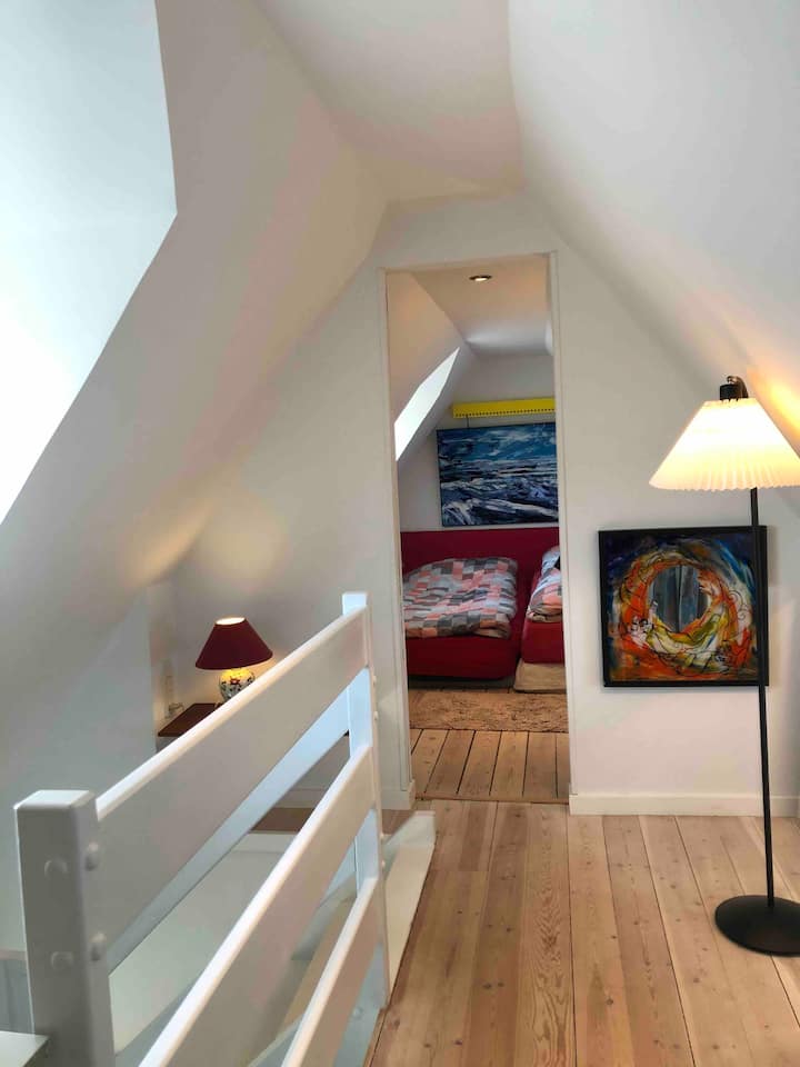 1. poschodie spálne s vybavením na každom konci