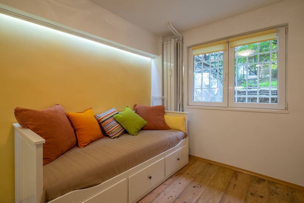 Single bed which turns into a double one